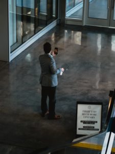 Uomo in un corridoio in video call